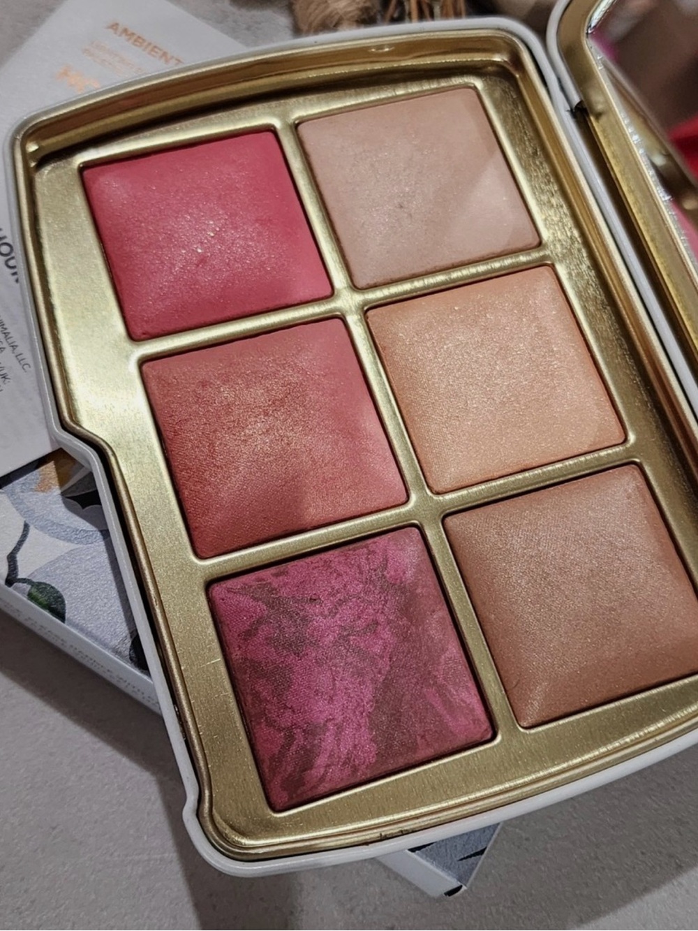Hourglass Ambient Lighting Edit "Swan" Palette - Picture 2 of 2